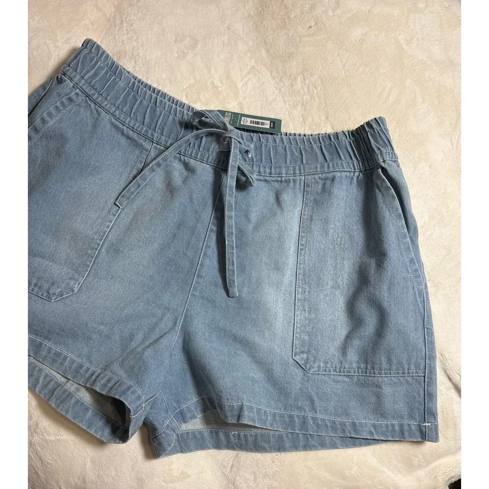Women's XXL Earthbound light denim elastic waist drawstring pull on shorts. NWT.